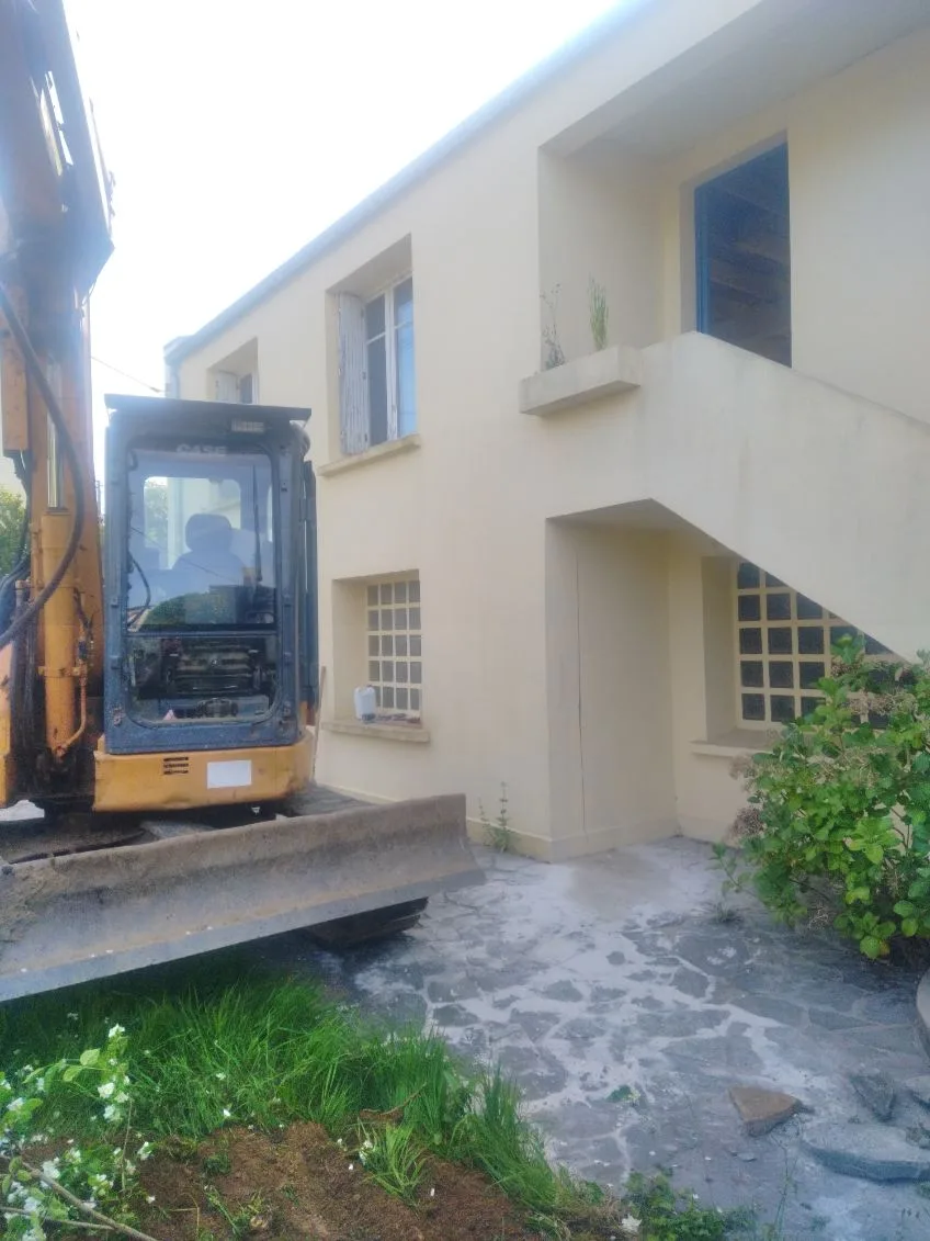 Pelleteuse Case avant démolition d'une maison à Plougastel-Daoulas — CLG démolition