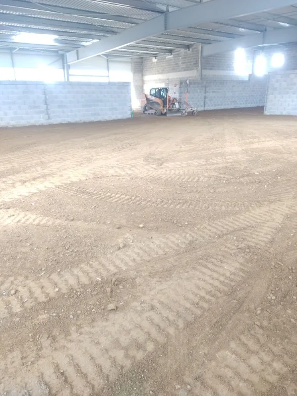 Nivellement intérieur d'un hangar industriel à Plougastel-Daoulas — CLG terrassement